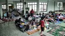 Suasana masjid yang menjadi tempat pengungsian korban banjir di Kebon Pala, Jakarta, Senin (8/2/2021). Banjir di Kebon Pala terus meninggi pada dini hari tadi hingga mencapai ketinggian 2,5 meter.  (merdeka.com/Iqbal S. Nugroho)