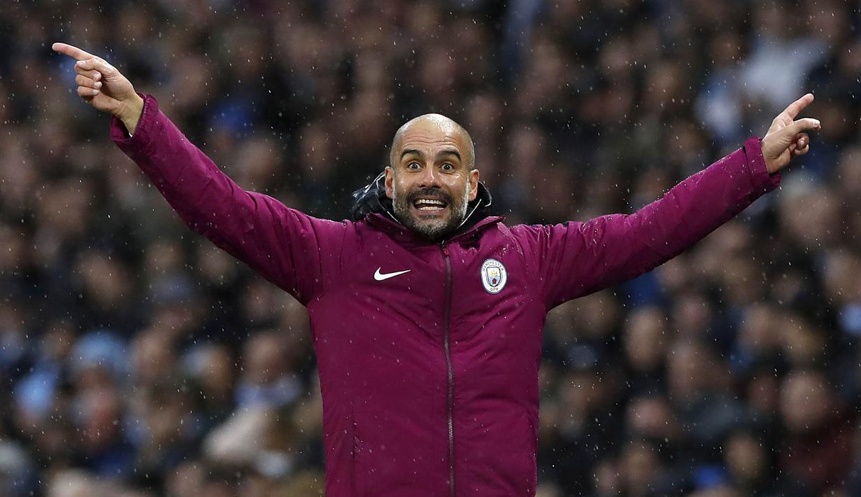 Pelatih Manchester City, Pep Guardiola, memberikan instruksi saat anak asuhnya melawan Burnley pada laga Premier League di Stadion Etihad, Manchester, Sabtu (21/10/2017). City menang 3-0 atas Burnley. (AP/Martin Rickett)