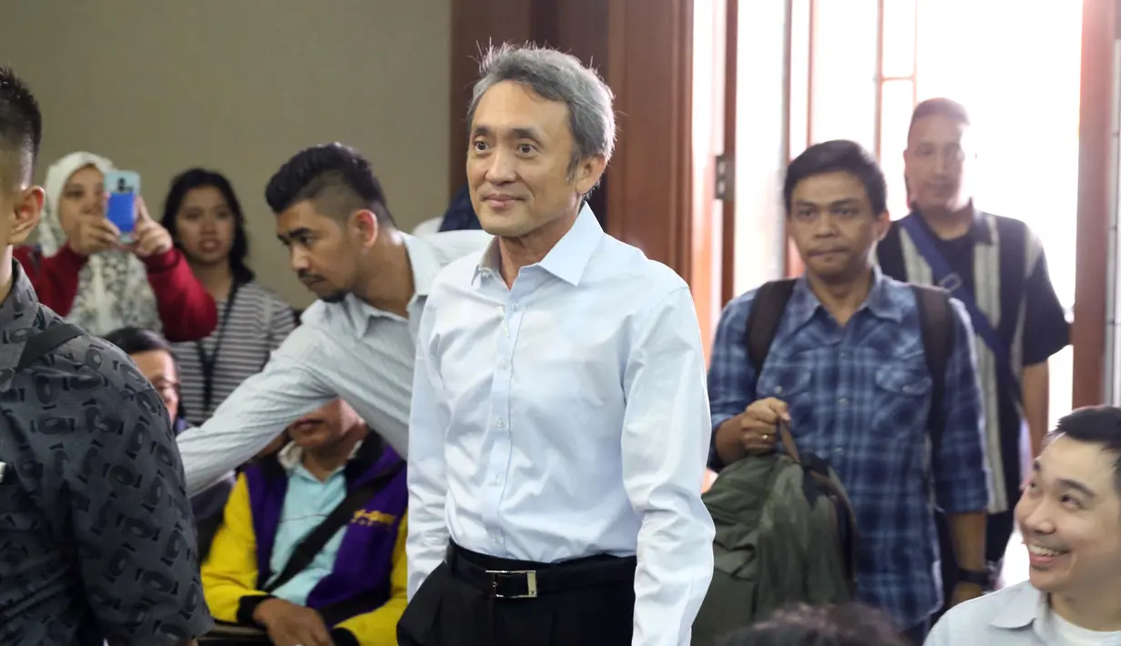 Mantan petinggi Lippo Group Eddy Sindoro bersiap menjadi saksi pada sidang lanjutan dugaan menghalangi proses penyidikan KPK dengan terdakwa Lucas di Pengadilan Tipikor, Jakarta, Kamis (17/1). (Liputan6.com/Helmi Fithriansyah)