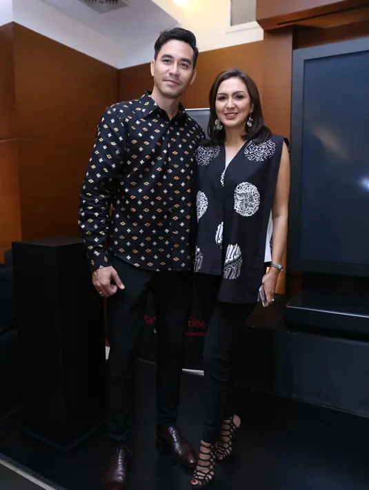 Donna Agnesia dan Darius Sinatrhya