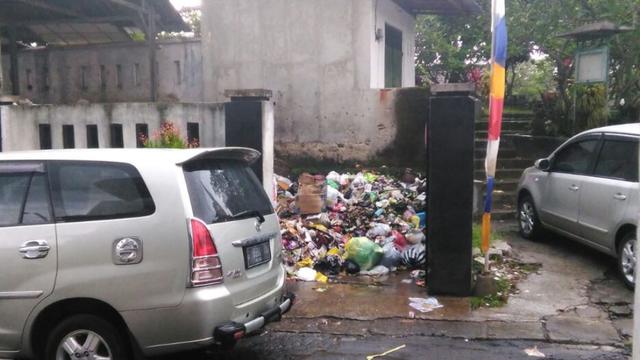 Sampah di TPS depan pemakaman Pekih, Purwokerto. (Foto: Liputan6.com/Yoga Y/Muhamad Ridlo)