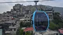 Penumpang melakukan perjalanan dengan sistem kereta gantung yang dijuluki Cablebus setelah peresmiannya di pinggiran Mexico City, Meksiko, 12 Juli 2021. Sistem kereta gantung ini memudahkan penumpang untuk melakukan perjalanan dari Cuautepec menuju pusat kota. (PEDRO PARDO/AFP)