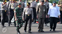 (Ki-ka) Panglima TNI Jenderal Gatot Nurmantyo, Kapolri Jenderal Pol Badrodin Haiti, Mendagri Tjahjo dan Menteri PU Basuki saat apel gelar pasukan pengamanan Natal dan tahun baru di Mapolda Metro Jaya, Jakarta, Rabu (23/12). (Liputan6.com/Yoppy Renato)
