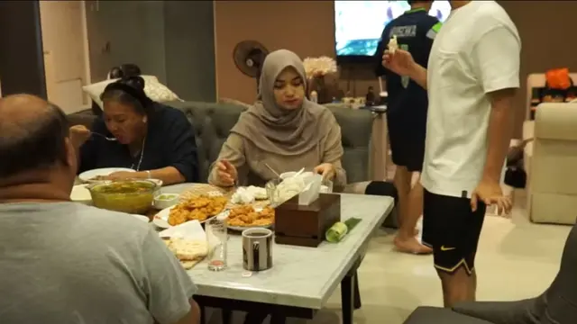 6 Momen Kebersamaan Rezky Aditya dan Citra Kirana Buka Bareng Keluarga Besar