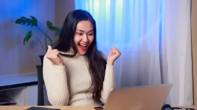 perempuan main laptop nonton film