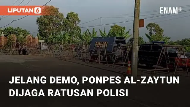 Ratusan polisi berjaga di Pondok Pesantren Al Zaytun, Indramayu, Kamis (15/6/2023) siang. Barikade kawat berduri dipasang merespon aksi ribuan massa dari Forum Indramayu Menggugat