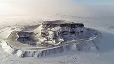 Foto dari udara yang diabadikan pada 28 November 2020 ini menunjukkan pemandangan gunung berapi yang berselimut salju di Ulanqab, Daerah Otonom Mongolia Dalam, China utara. (Xinhua/Wang Zheng)