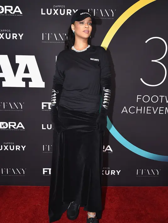 Harry menyampaikan pesan dari sang nenek untuk RiRi dengan mengucapkan selamat untuk anniversary yang sedang dirayakan RiRi. (AFP/Bintang.com)