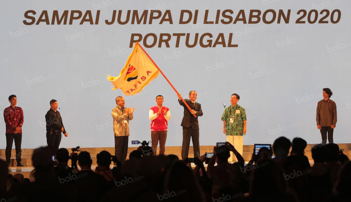 Menpora, Imam Nahrawi dan Perwakilan Portugal saat Penutupan Tafisa Games 2016 di Ancol Beach, Jakarta, Selasa (11/10/2016). (Bola.com/Nicklas Hanoatubun)