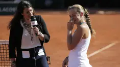 Petenis Latvia, Jelena Ostapenko, diwawancarai wartawan usai laga melawan petenis Swiss, Timea Bacsinszky di semifinal Prancis Terbuka di Roland Garros, Paris Jumat (9/6/2017). Jelena Ostapenko menang dengan skor 7-6(4), 3-6, 6-3. (AP/Michel Euler)