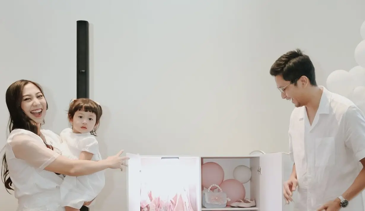 Setelah Nikita, sang adik juga baru-baru ini melakukan baby gender reveal. Penampilannya begitu kontras dengan Nikita.  [@nikitawillyofficial94/@nonawilly16].