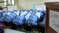 UN Tak Jadi Patokan Kelulusan, Puluhan Siswa Sujud Syukur