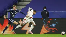 Pemain Lyon Memphis Depay (kanan) memperebutkan bola dengan pemain Bordeaux Toma Basic pada pertandingan Liga Prancis di Lyon, Prancis, Jumat (29/1/2021). Lyon menang 2-1 atas Bordeaux dan naik ke puncak klasemen sementara Liga Prancis menyalip Paris Saint-Germain (PSG). (AP Photo/Laurent Cipriani)