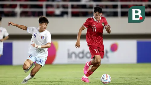 <p>Pemain Timnas Indonesia U-23, Rafael William Struick menguasai bola saat melawan Chinese Taipei U-23 dalam pertandingan Grup K Kualifikasi Piala Asia U-23 2024 di Stadion Manahan, Solo, Sabtu (9/9/2023). (Bola.com/Arief Bagus)</p>