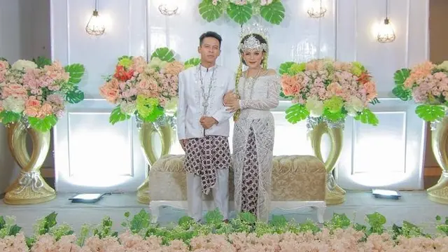 Jamila Bintang Pantura bersama Ariel NOAH KW (https://www.instagram.com/p/CC000u0HPdU/)