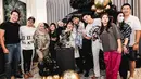 Ulang tahun Thariq Halilintar rupanya digelar dua kali. Sebelum perayaan dengan rekan selebriti, Thariq mendapatkan surprise dari Atta Halilintar, Aurel Hermansyah dan kawan terdekatnya.(Liputan6.com/IG/@attahalilintar)