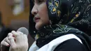 Istri Setya Novanto, Deisti Astriani Tagor menyimak pertanyaan saat menjadi saksi pada sidang dugaan merintangi penyidikan korupsi E-KTP dengan terdakwa Bimanesh Sutarjo di Pengadilan Tipikor, Jakarta, Senin (16/4). (Liputan6.com/Helmi Fithriansyah)