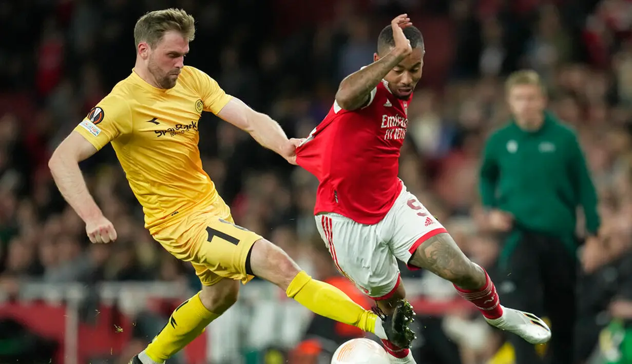 Pemain Arsenal Gabriel Jesus (kanan) berebut bola dengan pemain Bodo/Glimt Brede Moe pada pertandingan sepak bola Grup A Liga Europa di London, Inggris, 6 Oktober 2022. Arsenal berhasil menaklukkan Bodo/Glimt 3-0. (AP Photo/Kin Cheung)
