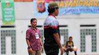 Djadjang Nurjaman saat melawan Bhayangkara Surabaya United pada lanjutan Torabika SC 2016 di Stadion Wibawa Mukti, Cikarang, Rabu (12/10/2016). (Bola.com/Nicklas Hanoatubun)