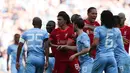 Pemain Manchester City dan Liverpool berdebat menyusul tekel gelandang Manchester City Fernandinho terhadap pemain Liverpool Sadio Mane pada pertandingan sepak bola semifinal Piala FA di Stadion Wembley, London, Inggris, 16 April 2022. Liverpool menang 3-2. (Adrian DENNIS/AFP)