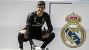 Kiper baru Real Madrid, Thibaut Courtois, berpose saat diperkenalkan di Stadion Santiago Bernabeu, Madrid, Kamis (9/8/2018). Pemain berusia 26 tahun pindah setelah empat musim terakhir jadi kiper utama Chelsea. (AP/Andrea Comas)