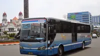 Sebuah BRT Trans Semarang tengah melintas di kawasan Tugu Muda dan Lawang Sewu Semarang. (foto : Liputan6.com / edhie prayitno ige)