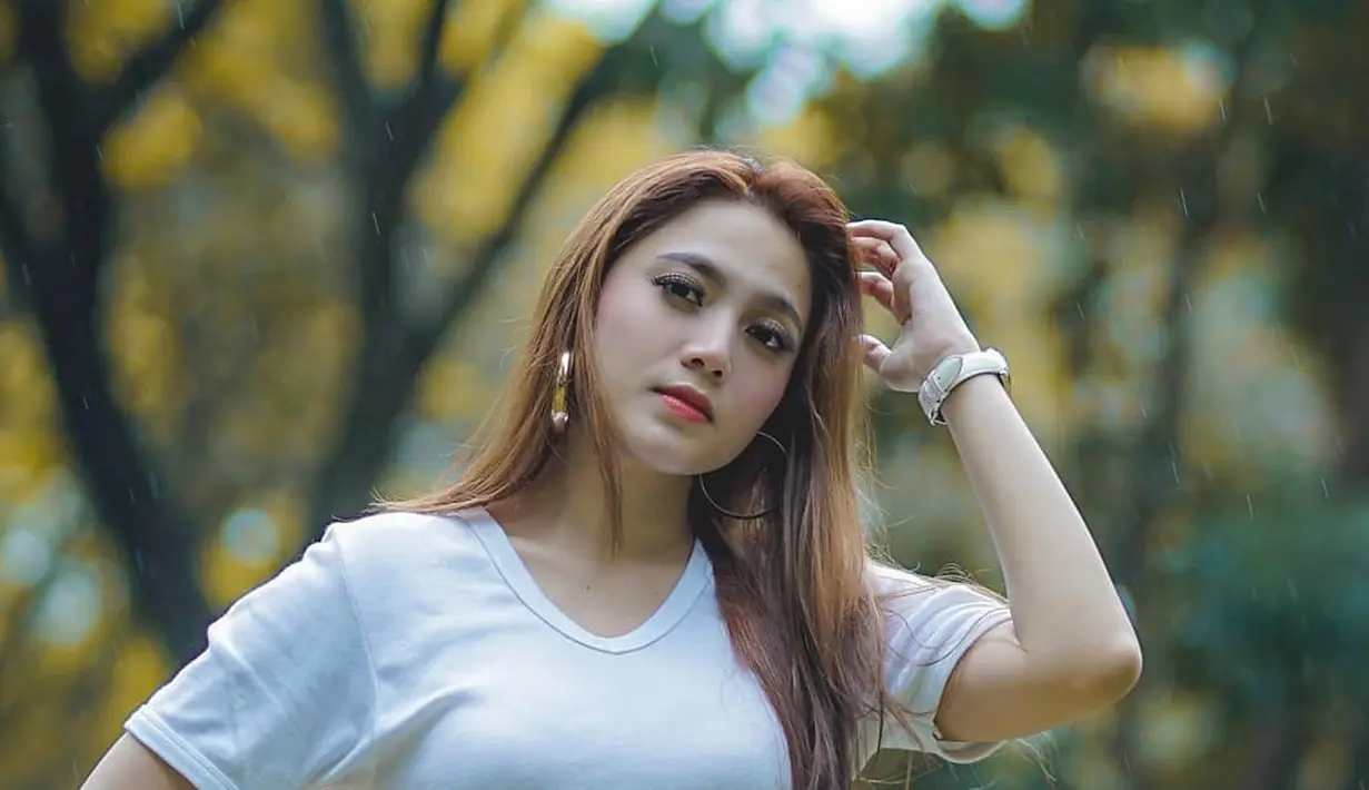 Dalam penampilannya sehari-hari, Dara kerap tampil kasual dan santai. Ia kerap tampil dengan busana putih yang simpel namun tetap memesona. (Liputan6.com/IG/@darafu.91).