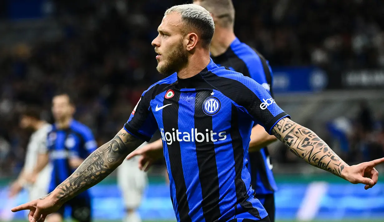 Federico Dimarco telah membela Inter Milan dalam dua periode. Pada periode keduanya, ia tercatat telah membela Nerazzurri selama 5 musim sejak didatangkan dari klub Swiss, FC Sion pada awal musim 2018/2019 dengan nilai transfer 5 juta euro. Sempat dipinjamkan ke Parma dan Hellas Verona pada tiga musim pertamanya, bek kiri Timnas Italia berusia 25 tahun ini hingga kini telah tampil dalam 107 laga bersama Inter Milan di semua kompetisi dengan torehan 9 gol dan 18 assist. (AFP/Isabella Bonotto)
