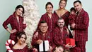 Rayakan Natal penuh suka cita, Melaney Ricardo tampil kompak bersama keluarga besarnya mengenakan piyama motif kotak-kotak warna merah. Unik ya! (Instagram/melaney_ricardo).