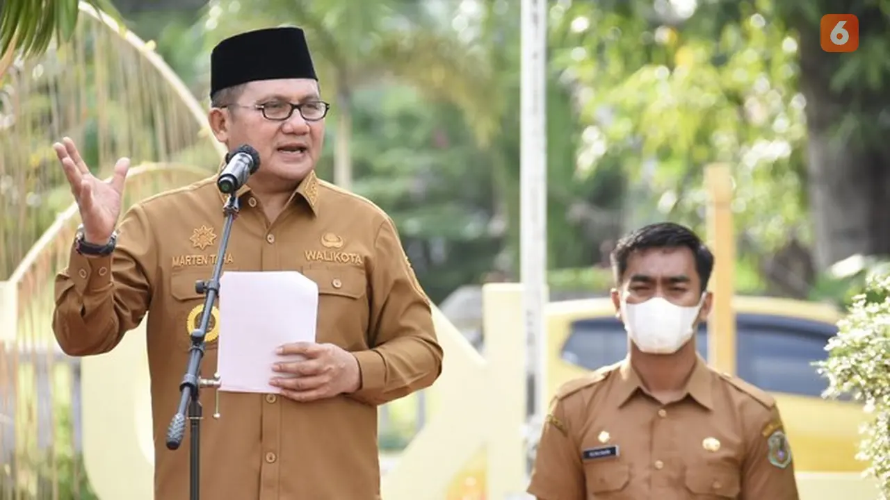 Wali Kota Gorontalo saat memimpin apel perdana usai lebaran (Arfandi Ibrahim/Liputan6.com)