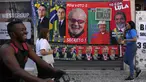 Handuk bergambar Presiden Brasil Jair Bolsonaro (kiri) dan mantan Presiden Brasil Luiz Inacio da Silva atau Lula digantung untuk dijual menjelang pemilihan umum presiden di Rio de Janeiro, Brasil, 27 Juli 2022. Pemilihan umum presiden di Brasil ditetapkan pada 2 Oktober 2022. (AP Photo/Silvia Izquierdo)