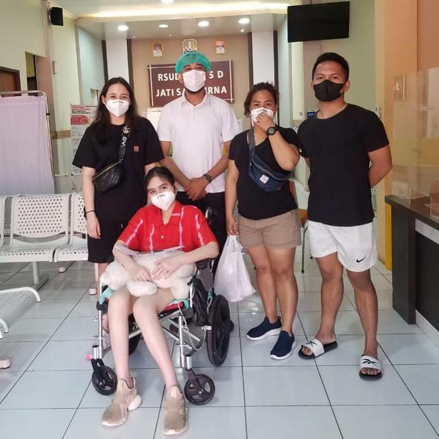 6 Potret Perjuangan Laura Anna Hadapi Spinal Cord Injury, Fisioterapis Hingga Akupuntur