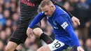 Penyerang Everton, Wayne Rooney (kanan) berebut bola dengan Aaron Ramsey (kiri) pada laga Premier League pekan ke-9 di Goodison Park, Liverpool, (22/10/2017). Arsenal menang 5-2. (AFP/Oli Scarff)