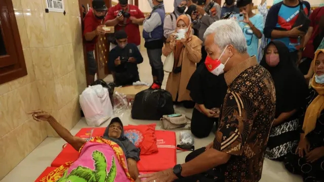 Gubernur Jawa Tengah Ganjar Pranowo menjenguk pengungsi banjir rob di Pekalongan. (Foto: Liputan6.com/Humas Pemprov Jateng)