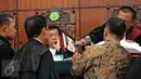 Hakim memperlihatkan bukti foto Siti Badriah saat sidang lanjutan dugaan pelanggaran hak cipta oleh PT Vista Pratama di Pengadilan Negeri Jakarta Utara pada Selasa (18/8/2015). (Liputan6.com/Panji Diksana)