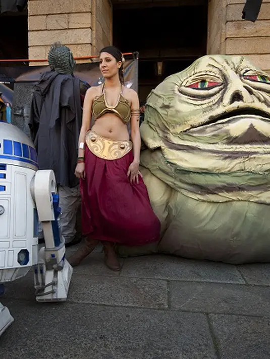 Dalam film Star Wars Episode VI: The Return of the Jedi, Princess Leia diceritakan tertangkap oleh Jabba the Hutt. Saat itu ia mengenakan bikini berwarna emas yang begitu mempesona. (AFP/Bintang.com)