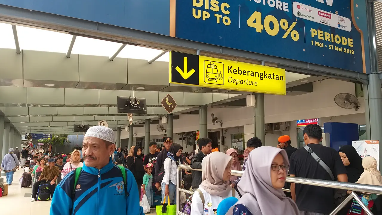 Hari kedua Idul Fitri 1440 Hijriah, Stasiun Senen masih ramai didatangani oleh para pemudik yang akan menggunakan moda transportasi kereta api.