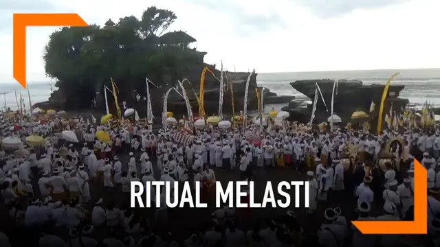 Umat Hindu di Bali menjalankan ritual Melasti sebelum besok masuk ke Hari Raya Nyepi. Ritual Melasti di Tabanan menarik perhatian turis yang sedang berlibur.