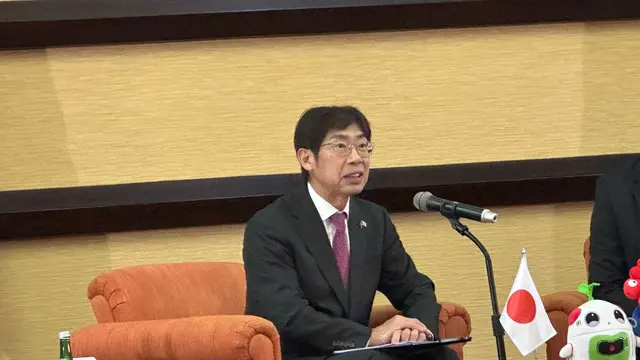 Duta Besar Jepang untuk ASEAN Kiya Masahiko (kiri) dalam konferensi pers di Sekretariat ASEAN, Jakarta, Rabu (9/4/2025).