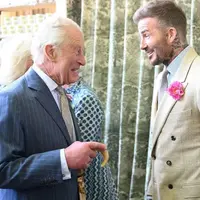 Raja Charles III dan David Beckham menghadiri pratinjau pameran Bunga RHS Chelsea di London,&nbsp;Inggris,&nbsp;19 Mei 2025. (dok. Instagram @davidbeckham/https://www.instagram.com/p/DJ2UGtloO-6/)
