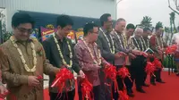 Produsen fiber optik PT Yangtze Optical Fiber Indonesia (YOFI) meresmikan pabrik baru di Karawang, Jawa Barat, Kamis (8/9/2016). (Foto: Achmad Dwi/Liputan6.com)