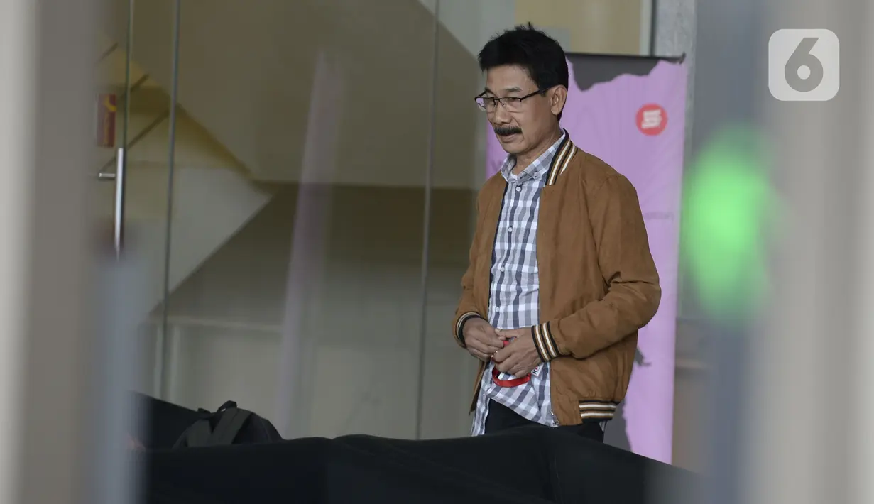 Bupati Solok Selatan Muzni Zakaria akan menjalani pemeriksaan oleh penyidik di Gedung KPK, Jakarta, Kamis (30/1/2020). Muzni Zakaria diperiksa sebagai tersangka terkait kasus dugaan suap proyek pembangunan infrastruktur Jembatan Ambayan dan Masjid Agung di Solok Selatan. (merdeka.com/Dwi Narwoko)