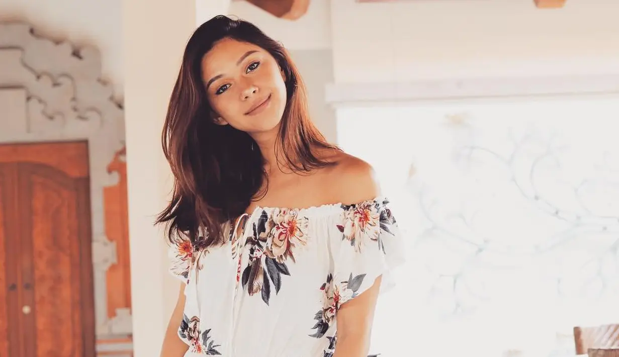 Sudah menjadi istri dan memiliki dua orang anak, namun Nana Mirdad tetap terlihat kece seperti anak remaja. Bahkan, keromantisannya bersama Andrew White pun juga terlihat layaknya pasangan kekasih. (Instagram/nanamirdad)