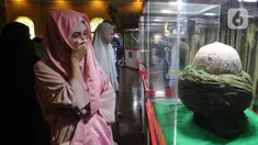 Pengunjung menangis melihat serban Nabi Muhammad SAW saat Pameran Artefak Rasulullah dan Sahabat Nabi di Padepokan Welas Asih, Parung, Kabupaten Bogor, Jawa Barat, Minggu  (26/7/2020). Sebanyak 20 benda peninggalan Nabi Muhammad dan sahabatnya dipamerkan dalam acara ini. (merdeka.com/Arie Basuki)