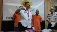 Polisi menunjukkan kunci mobil box yang dijadikan barang bukti kejahatan Kelompok Medan. (Liputan6.com/M syukur)