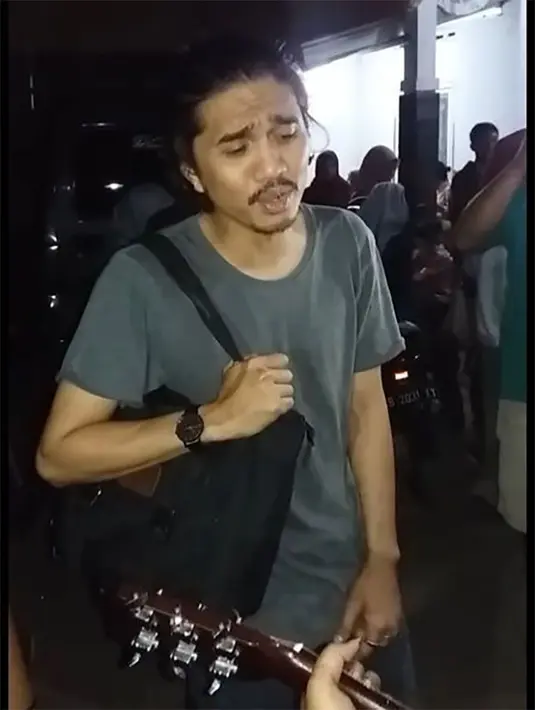 Duta juga dikenal mudah berbaur dengan penggemar. Tampak dengan santai mengenakan kaos sambil menyanyi mengikuti irama gitar. [YouTube/Fauzi Rizki]