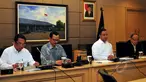 Mendikbud, Anies Baswedan (kedua kanan) saat konfrensi pers terkait ujian nasional (UN) 2015 di  Kemendikbud, Jakarta, Kamis (9/4/2015). Anies berpesan agar peserta ujian belajar dengan keras dan tidur yang cukup sebelum ujian. (Liputan6.com/Yoppy Renato)