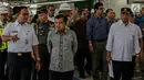 Wakil Presiden Jusuf Kalla (tengah) didampingi Gubernur DKI Anies Baswedan dan Menteri Perhubungan, Budi Karya Sumadi meninjau pengoperasian MRT (Mass Rapid Transit) dari Stasiun Bundaran HI, Jakarta, Rabu (20/2). (Liputan6.com/Faizal Fanani)