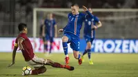 Bek Timnas Indonesia, Fachrudin Aryanto, menekel striker Islandia, Aron Sigurdarson, pada laga persahabatan di SUGBK, Jakarta, Minggu (14/1/2018). Timnas Indonesia kalah 1-4 dari Islandia. (Bola.com/Vitalis Yogi Trisna)