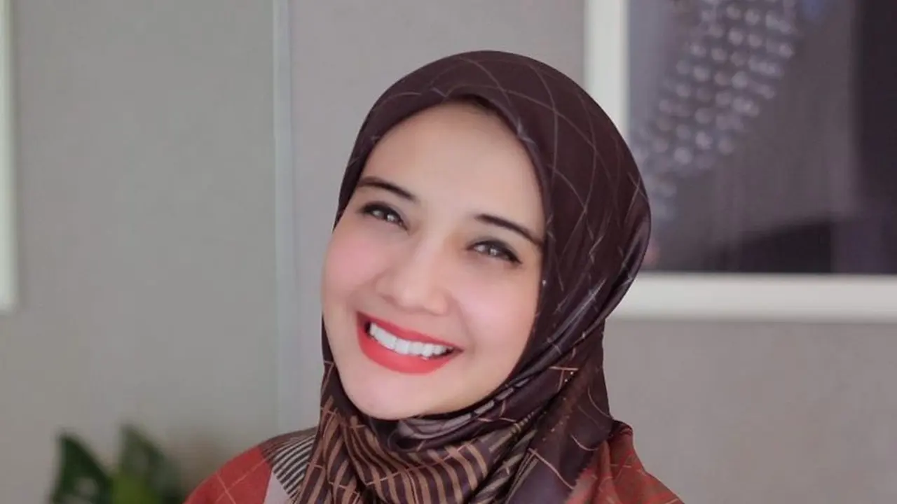 FOTO: Inspirasi Gaya Hijab Zaskia Sungkar, Simple dan Elegan
